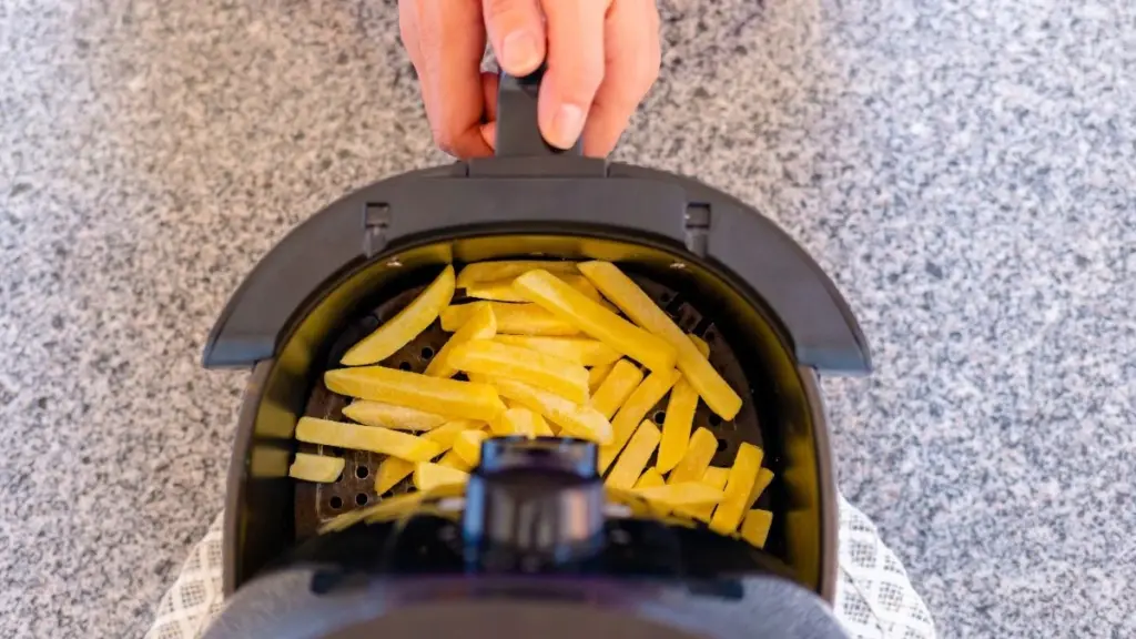 Sluta använda din airfryer fel – 7 vanliga misstag som förstör maten