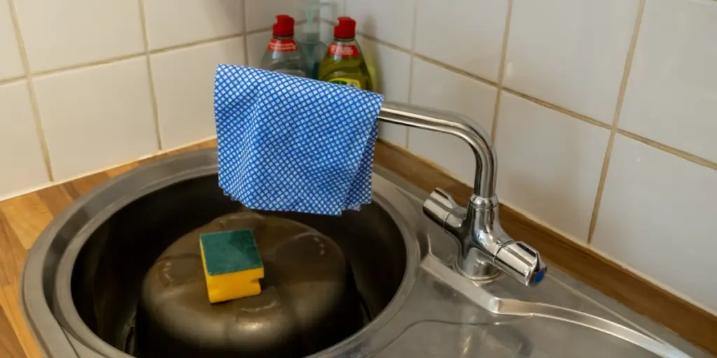 Varför du aldrig ska hänga disktrasan på kranen igen